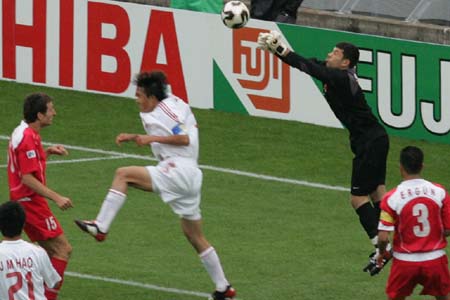 图文:世青赛中国2-1土耳其 对方门将出击