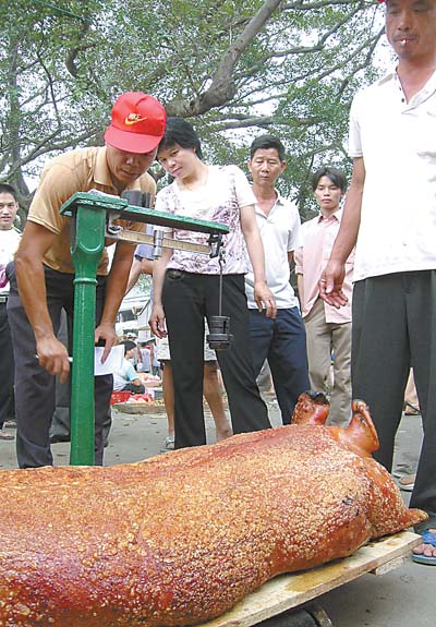 芳村沙溪村一年一度龙舟竞渡 奖品是大烧猪(图)