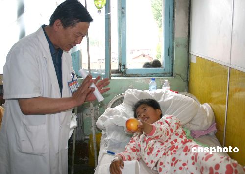 图：医生对黑龙江洪灾中受伤学生进行心理疏导