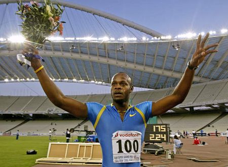 图文:牙买加选手打破百米记录 高举双臂庆祝