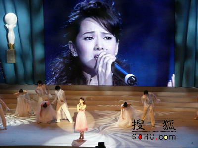 组图：第11届上海电视节颁奖礼-伊能静表演