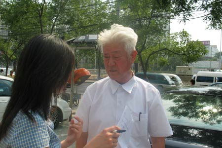 组图：北京举行募捐活动 记者现场采访书画大师