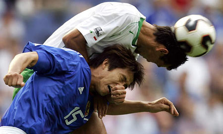 图文：联合会杯日本VS墨西哥 双方队员跃起争顶