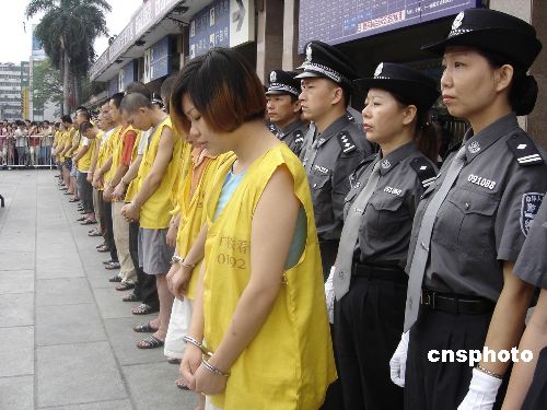 广场召开公开逮捕大会,公开宣布对朱俊德等二十名犯罪嫌疑人执行逮捕