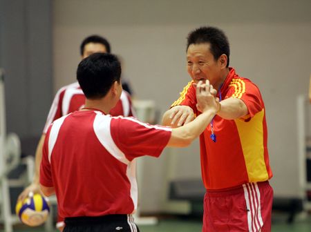 图文：中国男女排共同训练 双方教练每球必争