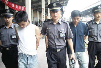 上海两名袭警脱逃人员在南京西站落网(图)