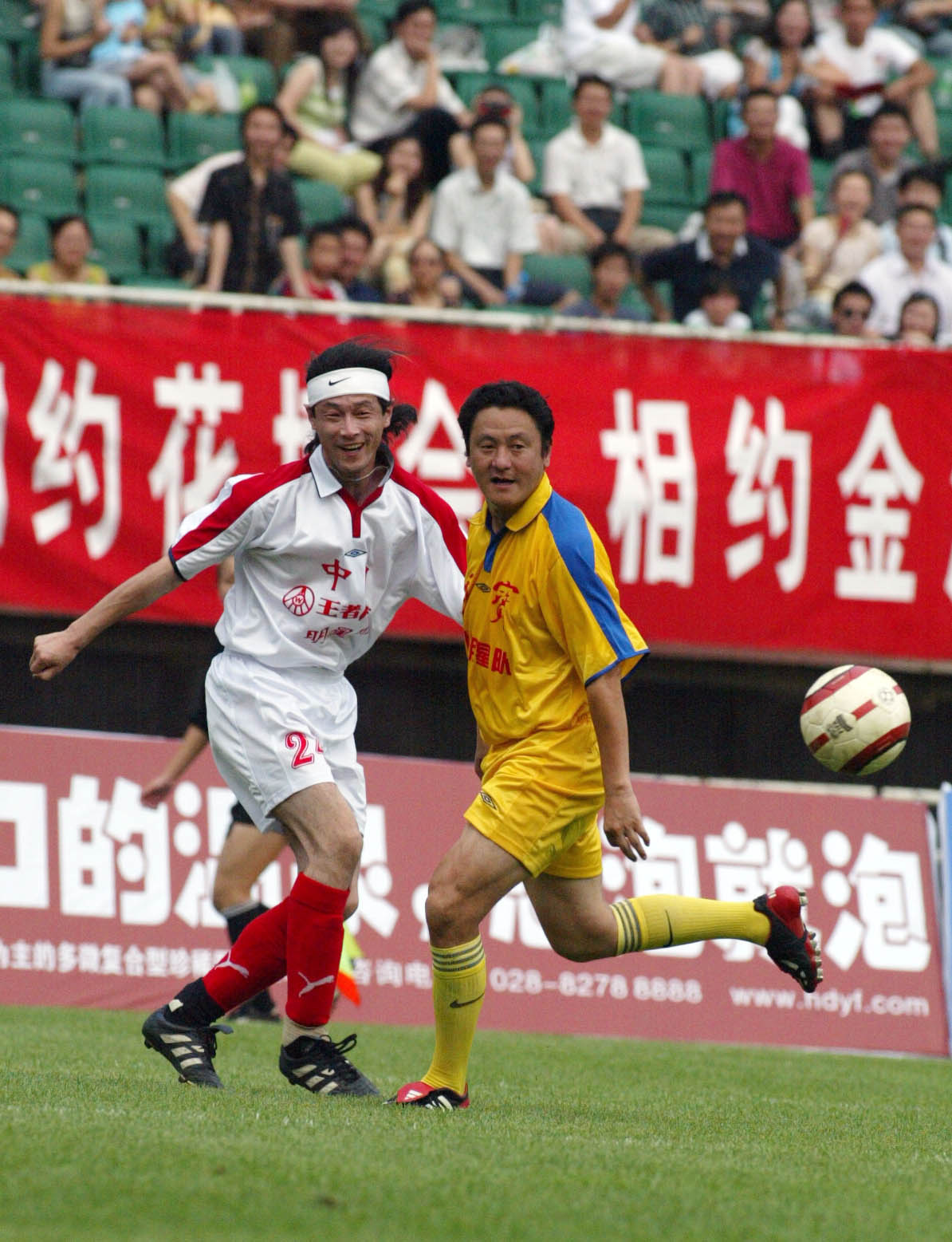 图文:中国明星队4-4四川队 马明宇在比赛中