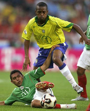 图文:联合会杯巴西VS墨西哥 罗比尼奥躲避滑铲