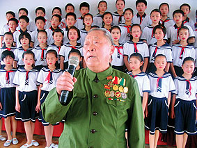 兴化市中小学校举行纪念抗战胜利60周年革命