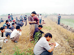 江苏农垦东辛农场组织种植大户和生产干事进行