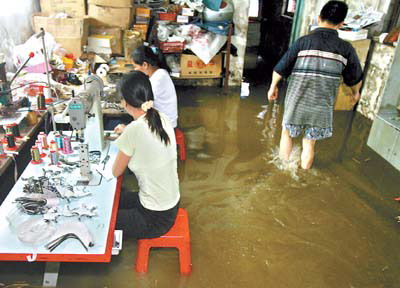 风雨雷电齐袭广州 居民家中进水飞机遭雷击(图