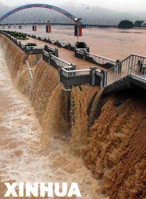 广西梧州洪水漫过防洪堤洪水进入城区(组图)