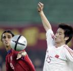 图文：中国2-0哥斯达黎加 肇俊哲与对手拼抢