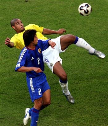 图文联合会杯巴西vs日本阿德里亚诺倒勾