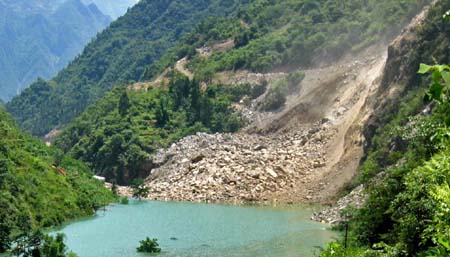 山体滑坡堵塞河道(图)