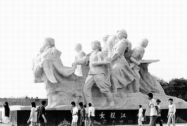 宁死不屈八女投江图