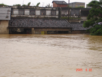 组图:广西桂平群众和驻浔部队积极抗洪救灾