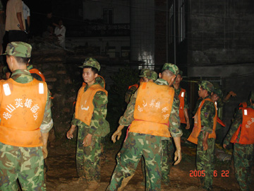 组图:广西桂平群众和驻浔部队积极抗洪救灾