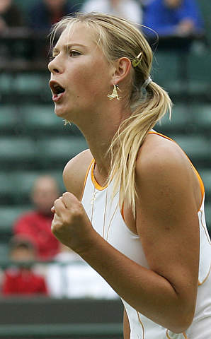 图文：2005温网第六日 莎娃比赛中成功得分