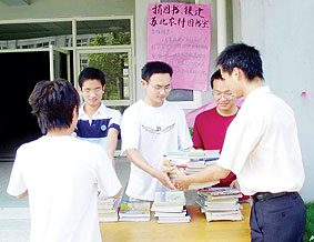 扬州大学兽医学院开展捐图书,援建苏北农村图