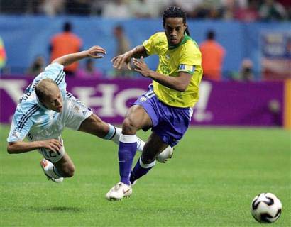 图文:联合会杯巴西VS阿根廷 小罗带球突破
