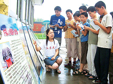 大学生来到丹阳市陵口中学宣传郑和七下西洋(