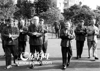 图:广州市市长,副市长合影(1960年12月16日)前排左起:张瑞权,李朗如