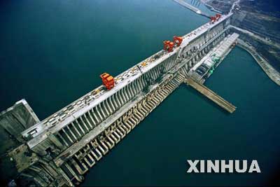 三峡大坝坝顶今日开放 过安检门严过登飞机(图)