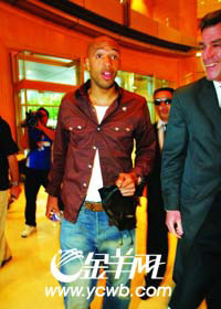 法国世界级足球巨星枪手亨利抵达中国上海(图