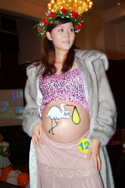 组图：怀孕妈妈更显妖娆 肚皮彩绘时尚登场