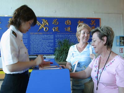 海关进出境旅客申报制度改革 空港通道秩序井