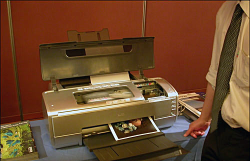 EPSON发布世纪虹彩K3颜料墨水及两高端打印机