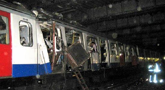 图文:伦敦遭遇恐怖袭击 地铁爆炸后惨状(图)
