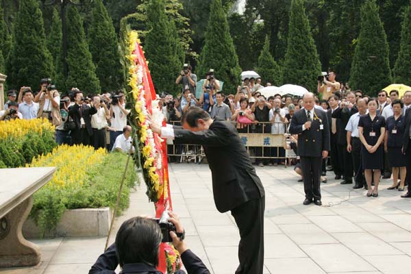 新党大陆访问团祭扫黄花岗七十二烈士墓献花圈