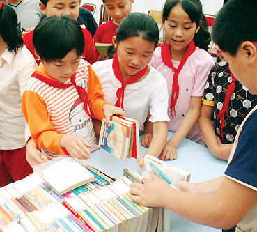 南京热心市民为河南村外来工子弟学校送图书