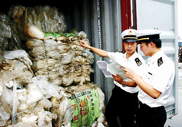 南通海关将两只来自韩国釜山洋垃圾集装箱退