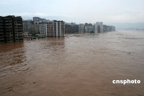 四川宣汉遭遇洪灾 21个场镇进水8-10米(组图)