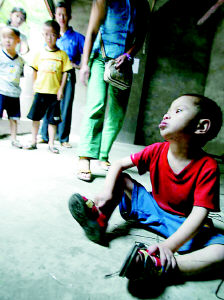 重庆晨报             昨日中午,一个三四岁大小,身患脑瘫的孩子被