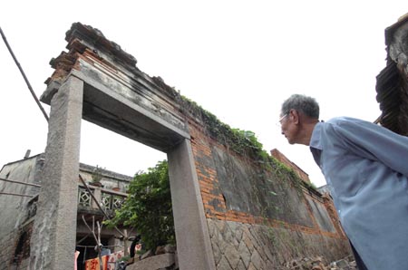 海峡都市报         八闽上空的阴霾之轰响福清   64年前,全村人高举