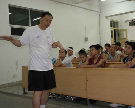 张卫平篮球训练营开营仪式 小球员们跃跃欲试