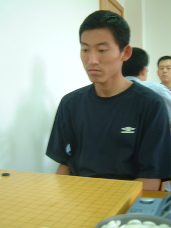 图文:全国围棋段位赛第四轮 曹恒挺升为五段