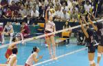 图文：中国女排战胜日本队 楚金玲在比赛中扣球