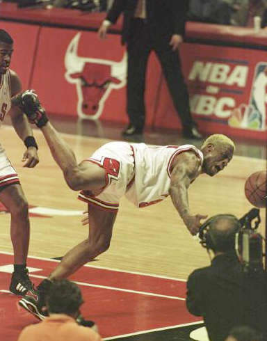 图文：“美国前NBA巨星王朝” 罗德曼救球图片