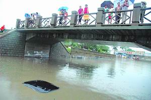 北京降大雨桥下积水 高档奥迪轿车硬闯被淹(图) 