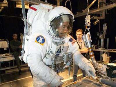 飞机宇航员詹姆斯在约翰逊航天中心的一个真空
