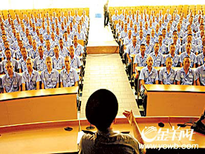 "这两天,面对着200名新入监的服刑人员,广东省高明监狱教育科的张国栋
