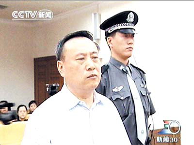 马德在法庭上接受法官的宣判.