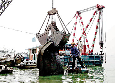 太湖渔业管委会组织无锡航管处打捞沉船(图)