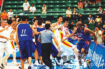 中国篮球打架