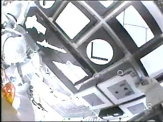 宇航员正对受损隔热瓦进行修理技术试验3-搜狐